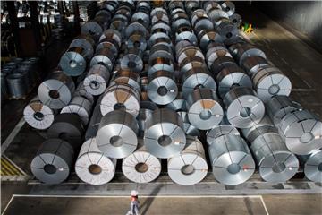Coils (aufgewickelte Metallbänder) auf dem Gelände der Salzgitter AG. Die US-Regierung hatte im März Einfuhrzölle auf Stahl- und Aluminiumprodukte erlassen. EU-Firmen wurden davon verschont, allerdings nur bis zum 1. Mai. Foto: Julian Stratenschulte