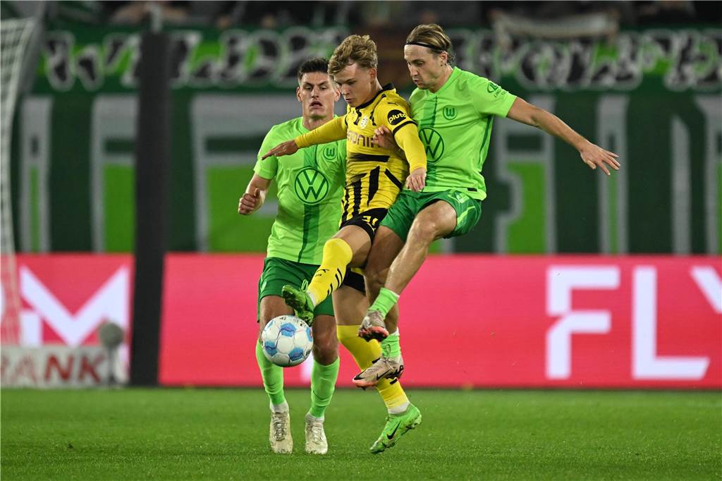 Cole Campbell führt einen Zweikampf um den Ball.