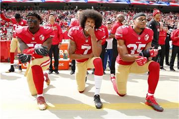 Colin Kaepernick (M) und zwei seiner ehemaligen Mitspieler der San Francisco 49ers. Foto: John G Mabanglo