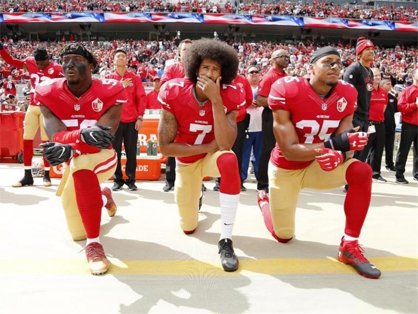 US-Sportler kontern Trump-Kritik - LeBron James: "Penner" Colin Kaepernick (M) und zwei seiner ehemaligen Mitspieler der San Francisco 49ers. Foto: John G Mabanglo