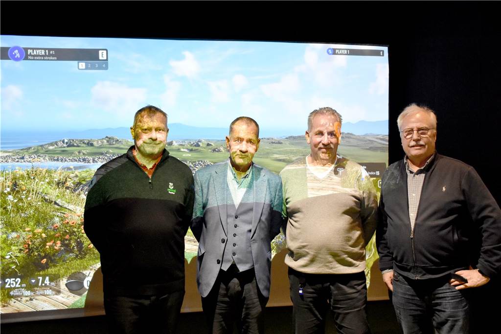 Abschlag vor der Leinwand: Golf wird jetzt auch drinnen gespielt Colin Tomlinson, Bernhard Meyer, Peter Geusendam und Andreas Banger (v.l.)