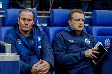 Comeback gegen Leipzig am 16. März 2019: Huub Stevens (l.), rechts Co-Trainer Mike Büskens.