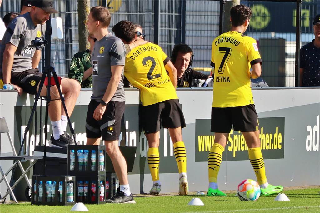 „Habe das hinter mir gelassen“: Morey meldet sich beim BVB nach 15 Monaten zurück Comeback geglückt: BVB-Rechtsverteidiger Mateu Morey umarmt seine Freundin Catalina.