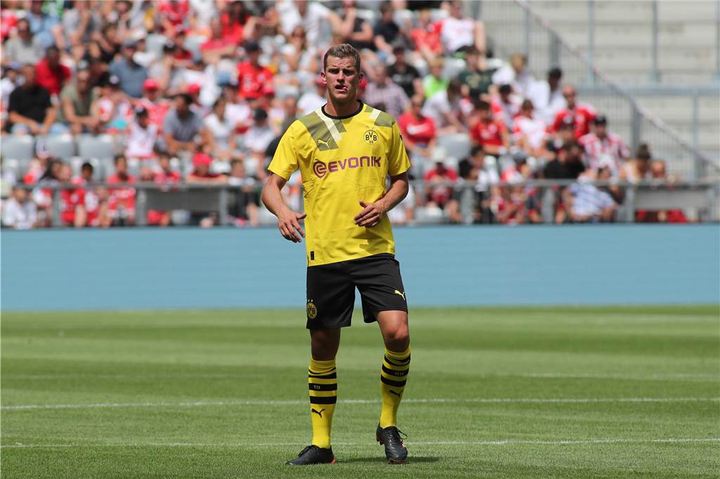 BVB-Legenden erleben in München ein Déjà-vu: Großkreutz trifft, Weidenfeller in Topform Sven Bender steht auf den Rasen.