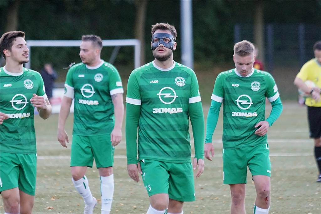 „Maskenmann“ mit Blitzcomeback: Knochensplitter zerfetzen Nerven Justin Braun (M.)