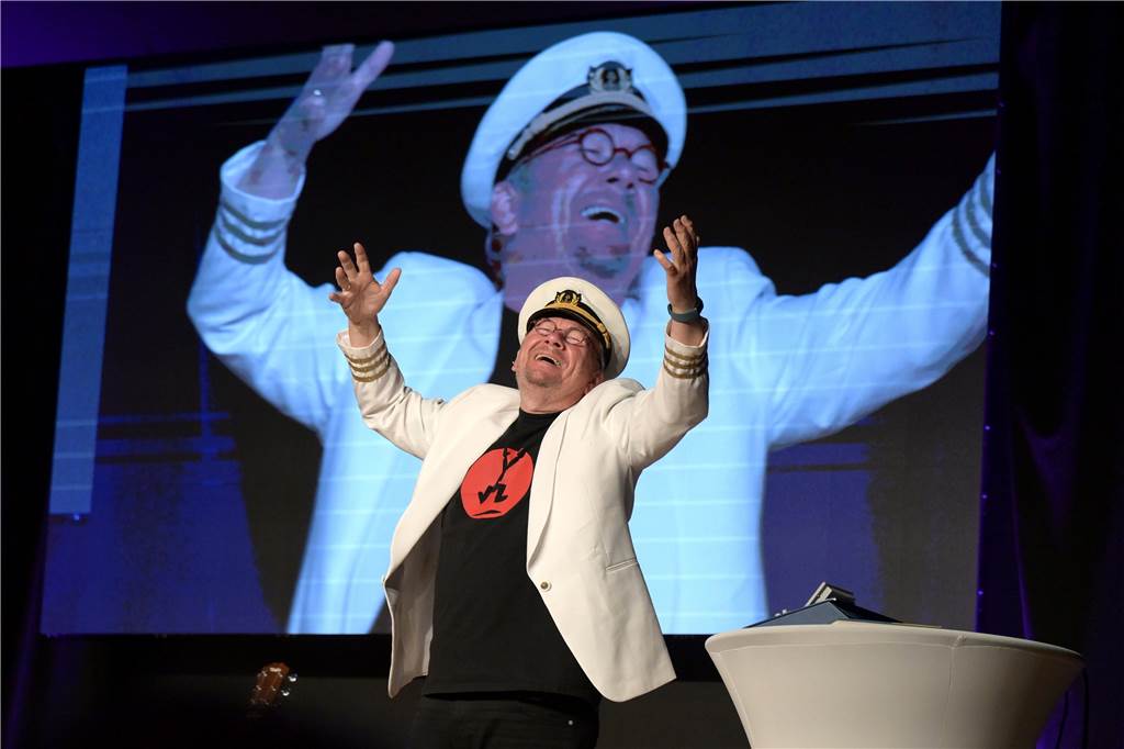 Olfen feiert mit „drei Haaren auf der Brust“ seine neue alte Stadthalle Comedian Bernd Stelter war der Stargast bei der großen Eröffnungs-Show für die Stadthalle in Olfen.