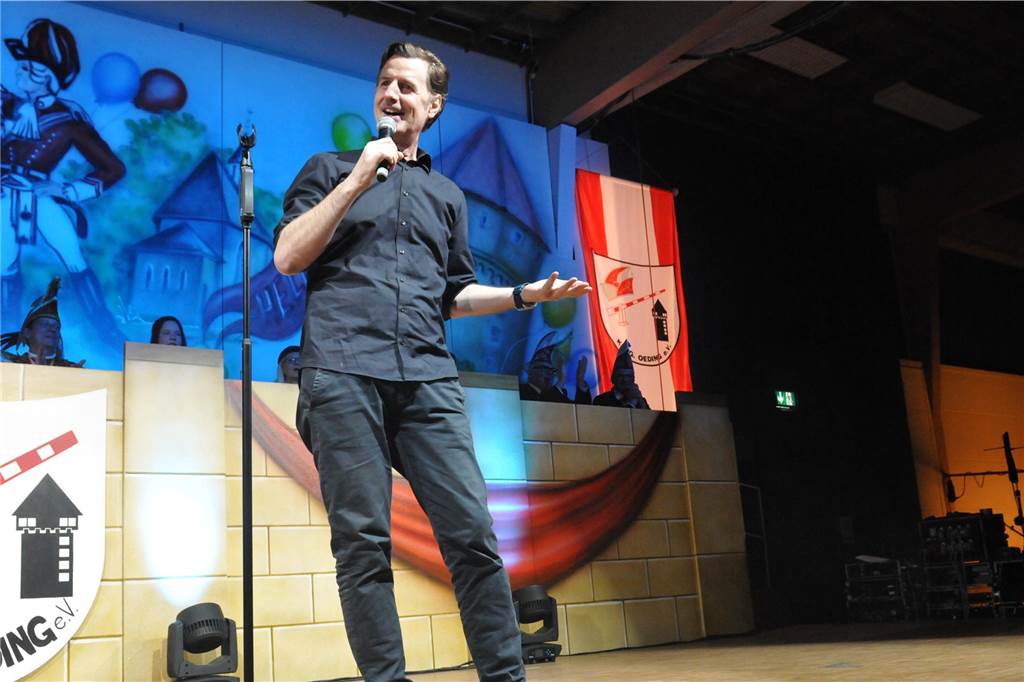 Kappenball der KKG Oeding: Eine närrische Zeitreise in die 1960er Jahre Comedian Florian Simbeck beim Kappenball.