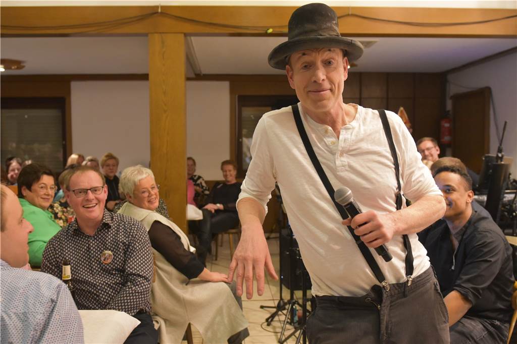 Burggeister lassen die Feste Ottenstein beim Büttabend kräftig wackeln Comedian Herr Niels ging mit dem Publikum an die unsichtbare Theke.