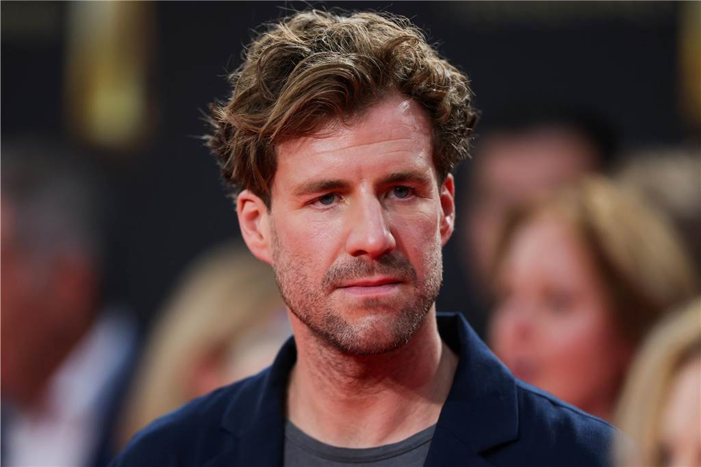 Luke Mockridge: Haben Sie solche Problem-Fälle häufiger, Herr Breuer? Comedian Luke Mockridge bei der Verleihung der Deutschen Fernsehpreise 2023 im Kölner Coloneum.