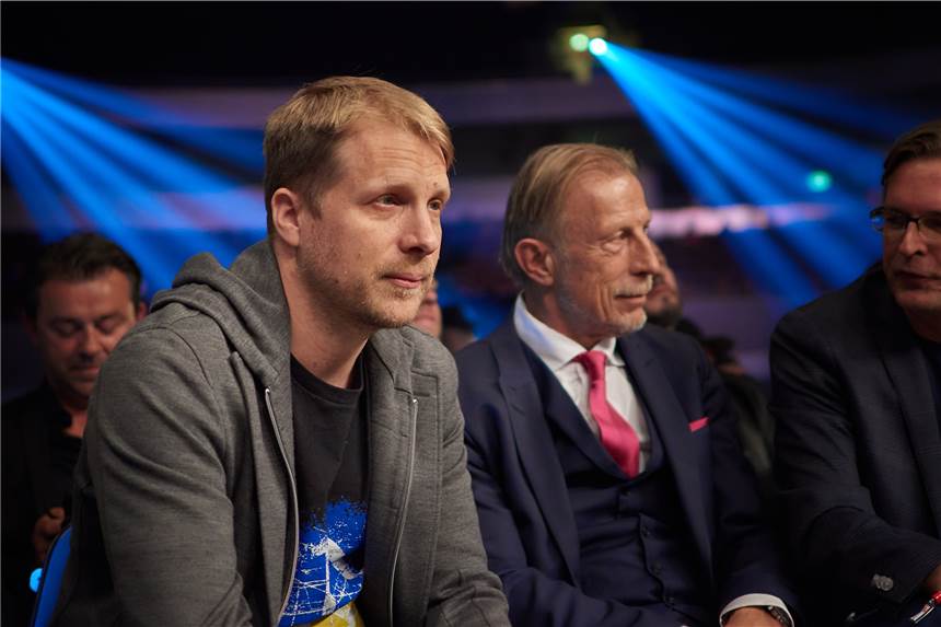 Video: Influencer schlägt Oliver Pocher in der Westfalenhalle ins Gesicht Comedian Oliver Pocher ist von einem Mann mit mehr als 300.000 Instagram-Abonnenten angegriffen worden.