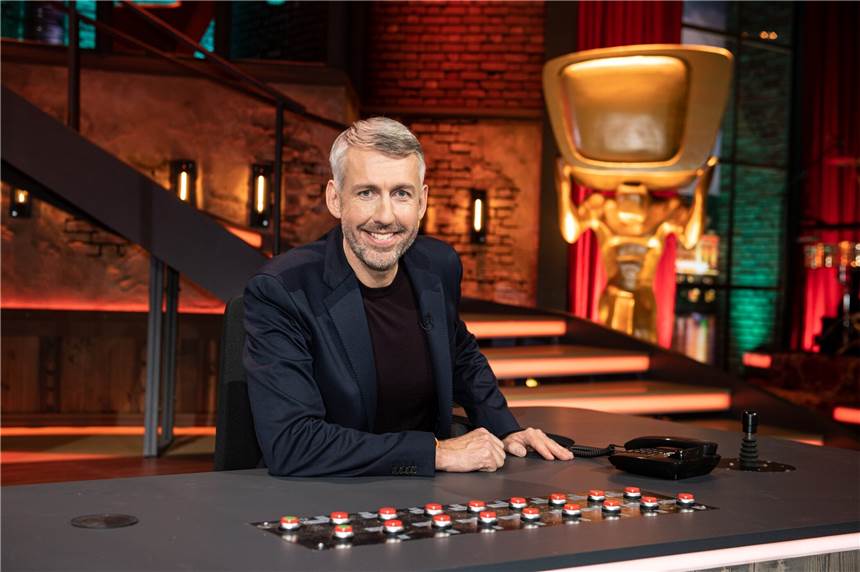 Comeback nach sechs Jahren: „TV total“ kommt zurück Comedian Sebastian Pufpaff sitzt in der der Kulisse der Comedyshow „TV total“. Die Sendung kehrt mit neuen Folgen ins deutsche Fernsehen zurück - aber ohne Stefan Raab als Moderator.