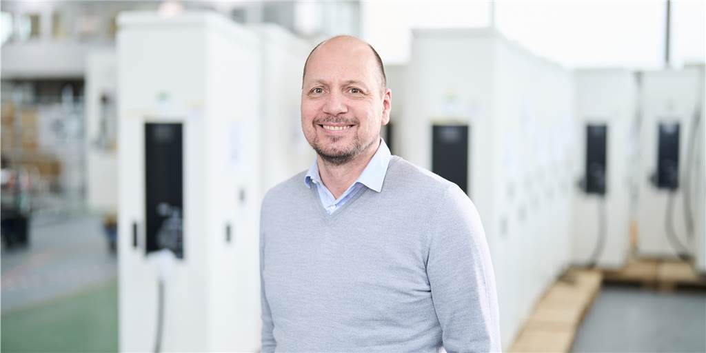 Spontan ein E-Auto laden? Dortmunder Firma erleichtert das Stromtanken Compleo-Pressesprecher Ralf Maushake freut sich über die neuen Ladesäulen des Herstellers aus Dortmund. Sie machen das Bezahlen beim Stromtanken einfacher.