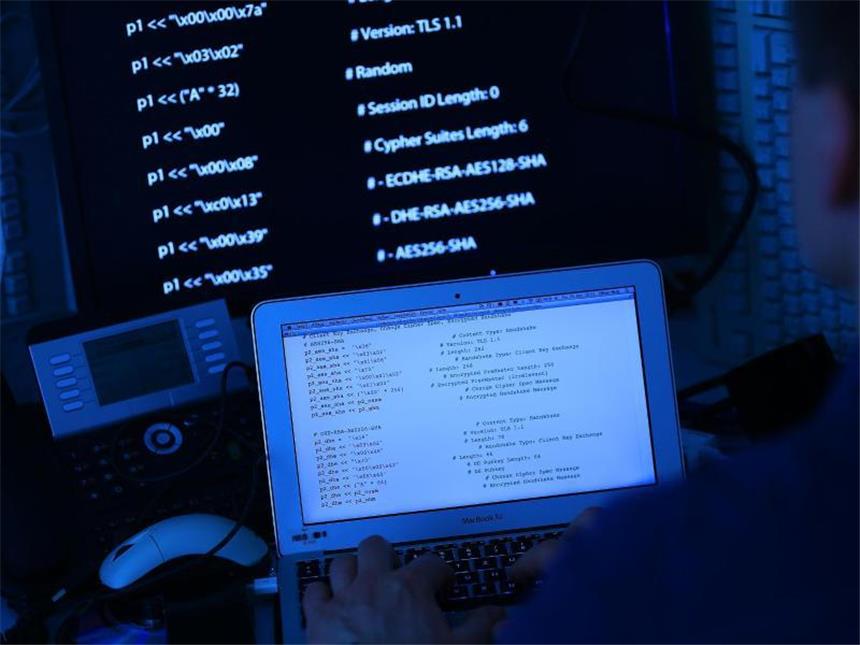 Cyber-Angriff auf Londoner Parlament Computer mit Quellcode: Das britische Parlament ist Ziel einer Cyber-Attacke. Foto: Oliver Berg
