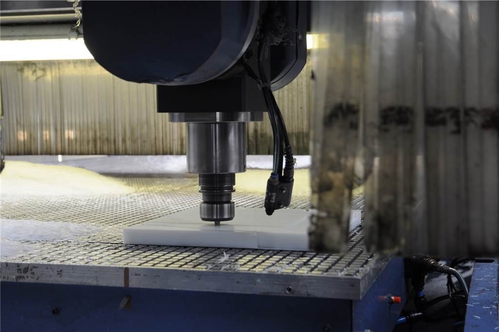 Profilan: In 20 Jahren vom Acht-Mann-Betrieb in die Top 3 der Kunststoff-Presstechnik Computergesteuert werden Formen aus Kunststoffplatten gefräst.