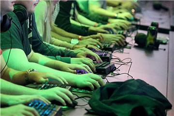 Computerspieler probieren Computerspiele aus. Wenn der Spaß überhand nimmt oder gar zur Sucht wird, wird es problematisch. Foto: Oliver Berg