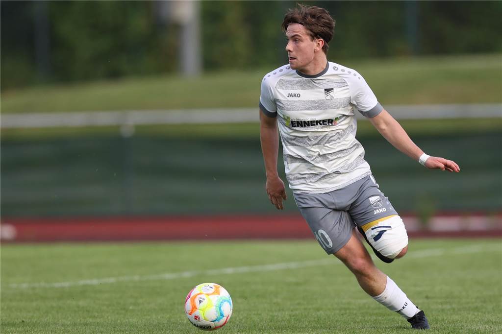 FC Nordkirchen im Kadercheck: Wie gut ist der Klub bei der Westfalenliga-Premiere gerüstet? Con Lappen treibt den Ball nach vorne.
