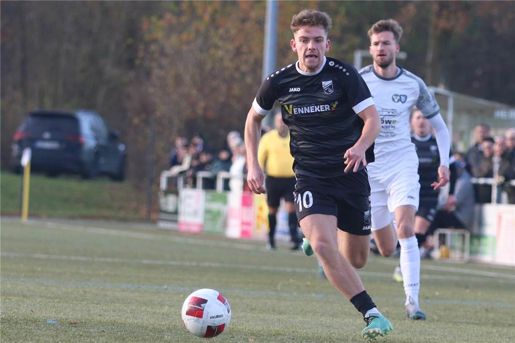 Top-fünf-Mittelfeldspieler für Selm, Olfen und Nordkirchen: Krisenklubs vorn mit dabei Con Lappen vom FC Nordkirchen treibt den Ball nach vorne.