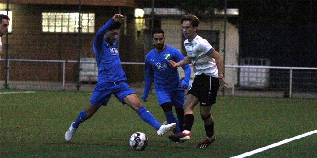 Munteres Scheibenschießen zwischen SG Gahmen und FC Nordkirchen: Kreisligist trifft am schönsten Con Lappen (r.) testete am Dienstagabend mit dem FC Nordkirchen gegen Tamer Keskin (l.) und die SG Gahmen.