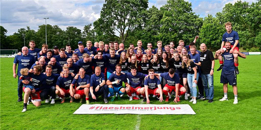 Emotionen, Jubel, Aufstiegsparty: Die schönsten Bilder von Flaesheims Meisterstück Concordia Flaesheim feiert den Doppelaufstieg: Bei der Meisterfeier der Herren in Hochlar war auch ein Teil der Frauen-Mannschaft, die bereits in die Westfalenliga aufgestiegen war, dabei.