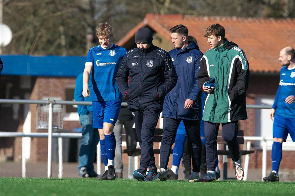 Flaesheim verspielt eine 3:1-Führung in vier Minuten Concordia Flaesheims Michael Onnebrink (2.v.l.) fehlten nach dem Spiel die Worte.