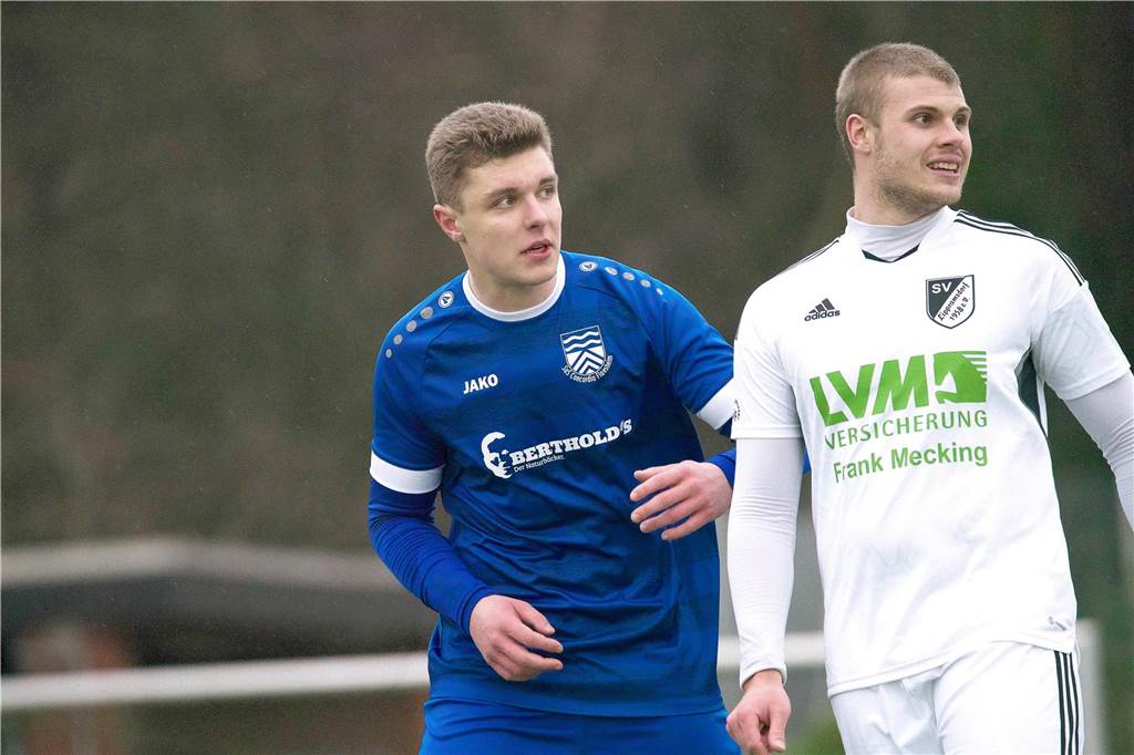 „Der absolute Lichtblick“: Flaesheimer Debütanten im Derby - Brüder erstmals gemeinsam im Kader Concordia Flaesheims Michel Rohloff (l.) bewacht hier Lippramsdorfs Henrik Kleinefeld. Der Innenverteidiger stand beim Derby erstmals in der Bezirksliga auf dem Platz.