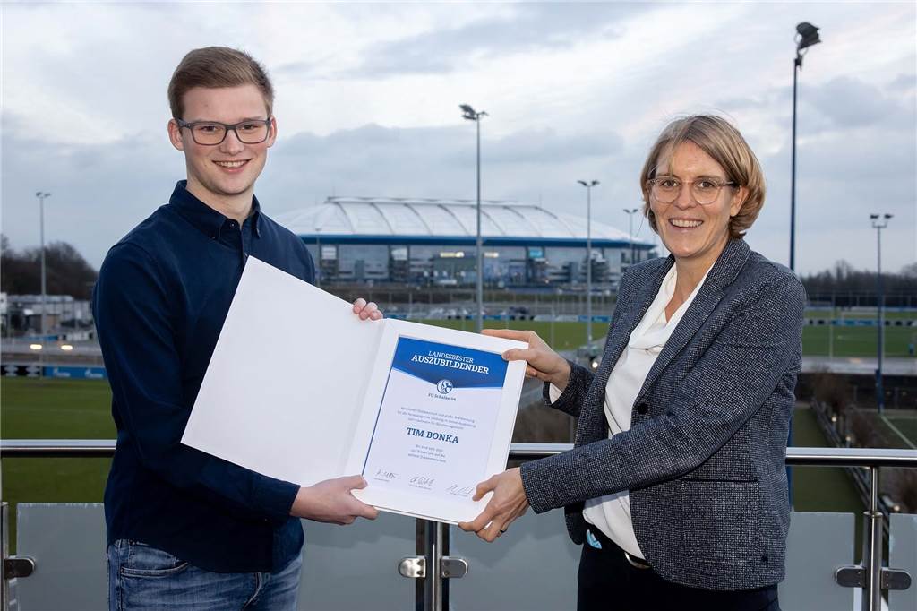 Ehrung auf Schalke: Flaesheimer Stürmer bekommt besondere Auszeichnung Concordia Flaesheims Stürmer Tim Bonka hat seine Ausbildung beim FC Schalke 04 mit Bestnoten abgeschlossen.