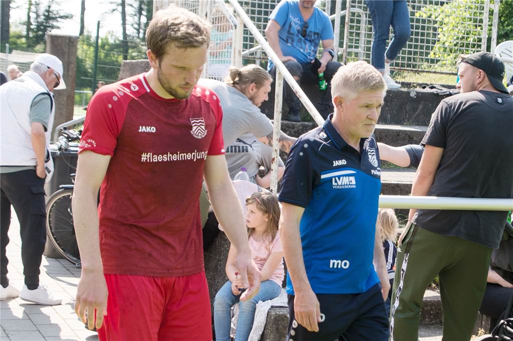 Concordia Flaesheims Trainer Michael Onnebrink (r.) hatte schon damit gerechnet, dass Fabian Schulte-Althoff (l.) länger ausfallen wird.