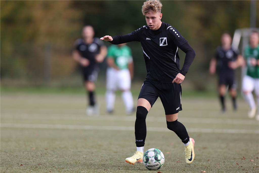 Youngster von GS Cappenberg beweist Torriecher gegen TIU Rünthe Conner Schönfelder von GS Cappenberg läuft mit dem Ball über das Feld.