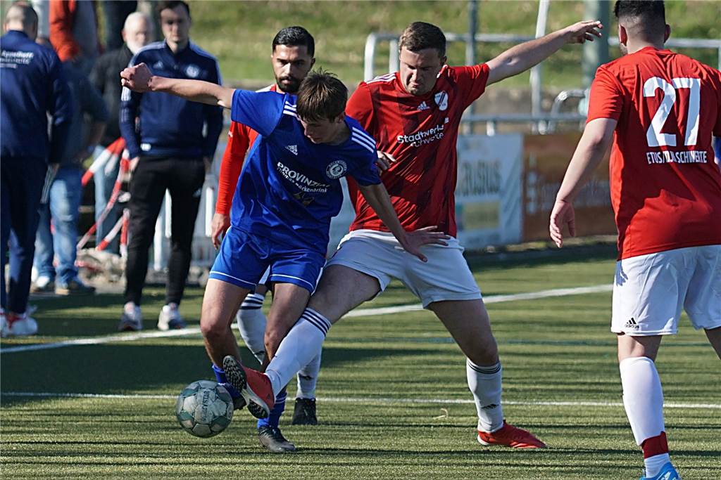 9:1 – Holzwickeder U23 schießt sich im Abstiegsgipfel den Frust von der Seele Connor Mc Leod (l.) im Duell mit Milos Bratic - der Australier traf gegen Schwerte ebenfalls.