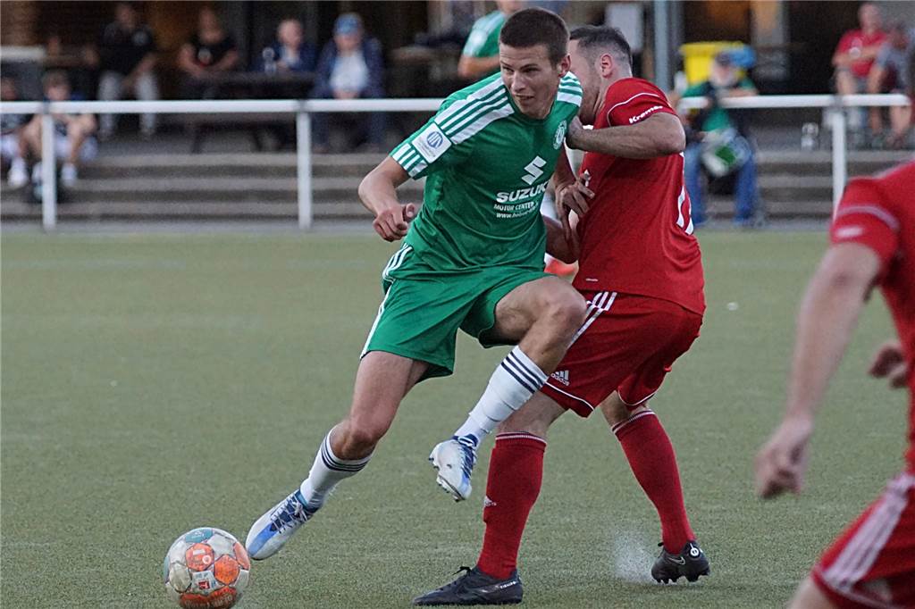 Schulterverletzung bremst Holzwickede-Talent Connor McLeod aus Connor McLeod (l.) im Duell mit Lennestadts Florian Friedrichs: Beim Holzwickeder SC stand er in zehn Westfalenliga-Partien auf dem Feld.