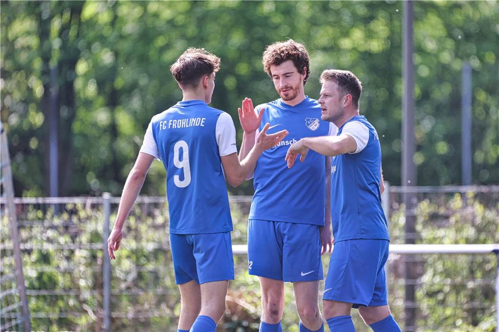 Ehemaliger Dortmunder Conor O´Reilly gelingt Kunststück: Drei Spieler des FC Frohlinde jubeln.