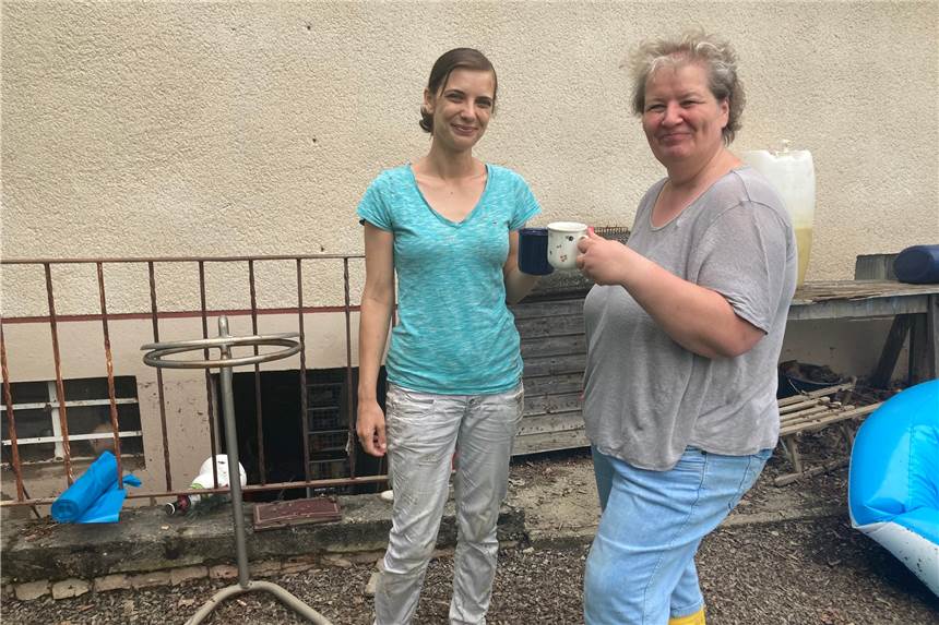 Familie vom Dohlenweg würde für Nachbarn waschen: Waschmaschine gesucht Conny Gorny (56), Dohlenweg 2, rechts und Ute Heinloth (36) aus der Wilhelm-Rabe-Straße hoffen auf Hilfe.
