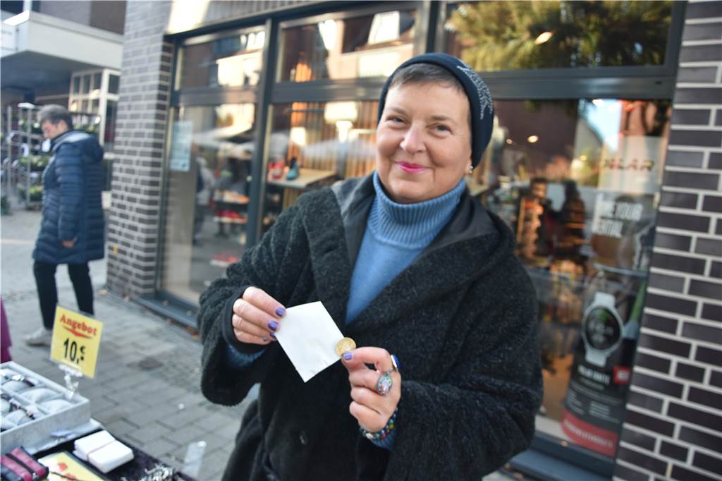 Finale bei Simjü mit dem Kram- und Viehmarkt: „In Werne gibt es keine Nörgler“ Conny Theune (55) verkauft seit sieben Jahren ihren Modeschmuck auf dem Kram- und Viehmarkt. „Das ist der letzte Euro, der mir noch zur Million fehlte“, scherzt sie mit ihren Kunden.
