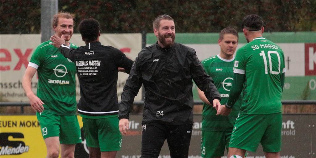 SG Massen im Freudentaumel: Drei späte Jokertore nach 0:2-Rückstand bringen ersten Saisonsieg Conor O'Reilly (l.) erzielte zwei Tore für die SG Massen, Spielertrainer Marco Köhler (M.), der gegen Kemminghausen 90 Minuten auf der Bank saß, freut sich mit seinem Trainerkollegen Sascha Grasteit (r.)