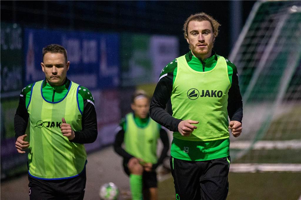 Wandeln auf dem schmalen Grat: Mühlhausen beim Neustart unter Druck Conor O‘Reilly (r.) läuft sich warm.
