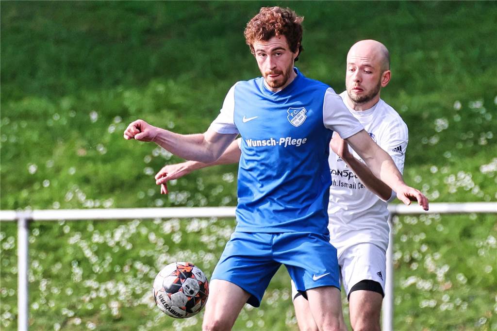 RW Barop holt bekannten Torjäger aus Castrop-Rauxel Conor O‘Reilly schirmt einen Ball ab.