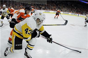 Conor Sheary (v.) schirmt den Puck gegen Philadelphias Travis Sanheim ab. Foto: Tom Mihalek/AP