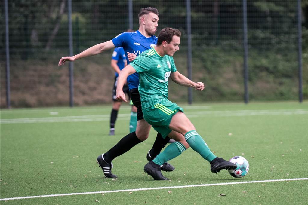 LSV-Stammspieler der letzten Jahre fehlt seit Monaten - und kommt auch nicht wieder Constantin Dewert (v.), hier im Duell mit Florian Trachternach bei seinem letzten Einsatz, hat seit Ende Juli kein Spiel mehr für Lippramsdorf bestreiten können.