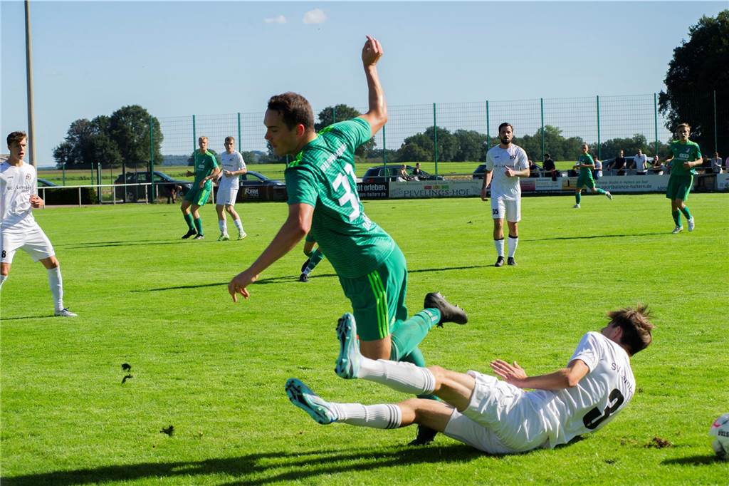 Platzverweis tut beiden nicht gut: SV Lippramsdorf und SV Lembeck liefern ein echtes Topspiel ab Constantin Dewert wird unsanft von Hendrik Dirks gebremst und hebt ab. Harte Zweikämpfe gab es im Duell zwischen dem SV Lippramsdorf und dem SV Lembeck einige, dennoch war es eine fair geführte Partie.