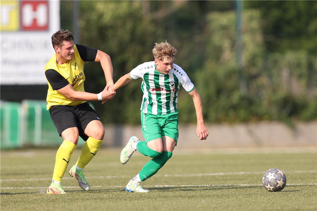 Die wildesten Spiele der Hinrunde in Selm, Olfen und Nordkirchen Constantin Emich reißt sich von seinem Gegenspieler los.