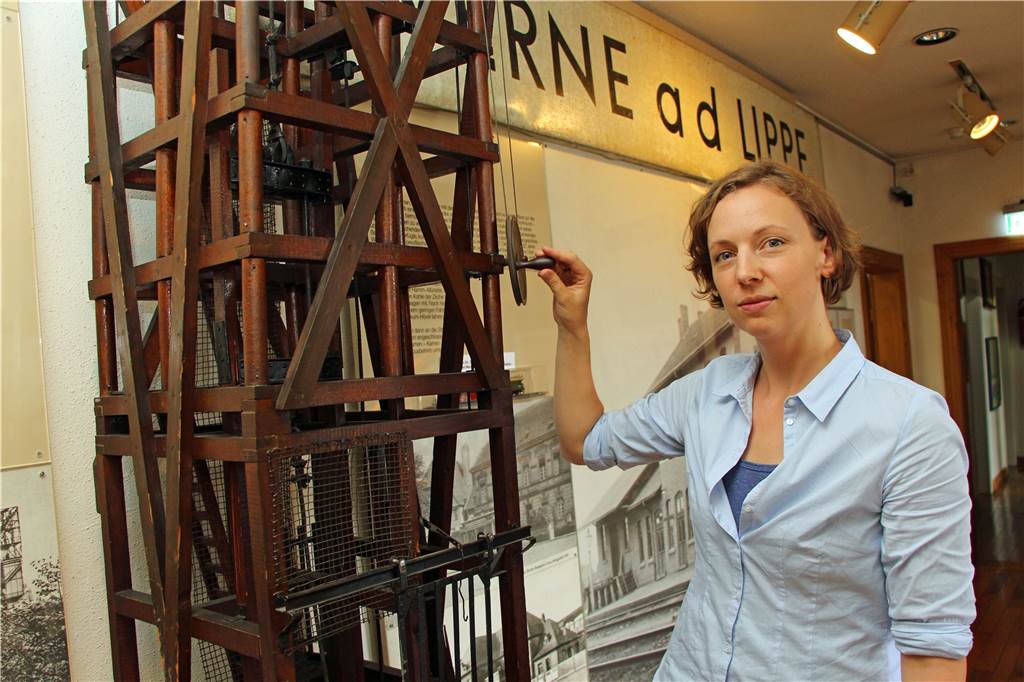 „Bitte nicht noch mehr Spinnräder“ - Stadtmuseum will sich inhaltlich neu positionieren Constanze Döhrer an der Nachbildung eines hölzernen Schachtes der Zeche Werne. Aus der Bergbau-Ära gibt es nicht allzu viele Objekte im Museum.
