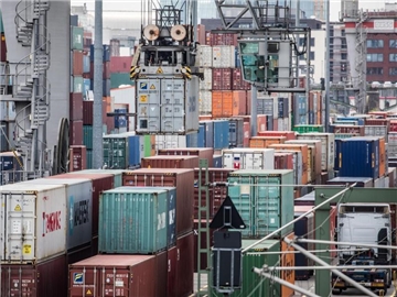 Container am Containerbahnhof in Frankfurt am Main. Die deutsche Wirtschaft boomt. Foto: Frank Rumpenhorst