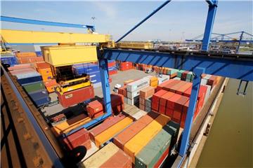 Container im Containerterminal im Duisburger Hafen. Foto: Roland Weihrauch/Archiv