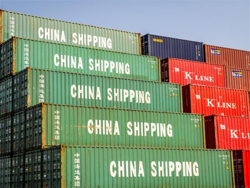 Chinas Wirtschaft wächst so langsam wie lange nicht mehr Container im Hafen der chinesischen Metropole Shanghai. Foto: Ole Spata