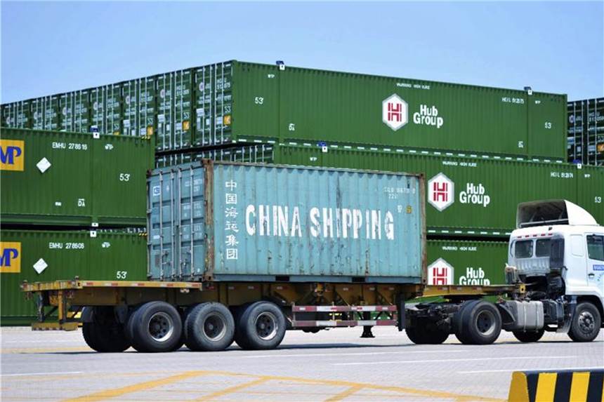 China droht neue Welle von US-Zöllen Container im Hafen der chinesischen Stadt Qingdao. Foto: CHINATOPIX/AP