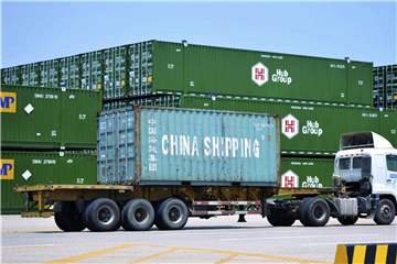 Container im Hafen der chinesischen Stadt Qingdao. Foto: CHINATOPIX/AP