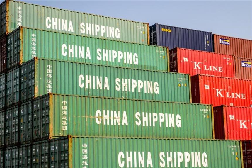 USA und China verschärfen Handelsstreit dramatisch Container mit der Aufschrift „China Shipping“ liegen aufgestapelt im Containerhafen von Shanghai. Foto: Ole Spata