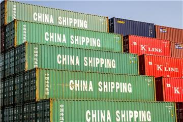 Container mit der Aufschrift „China Shipping“ liegen aufgestapelt im Containerhafen von Shanghai. Foto: Ole Spata