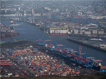 Container werden in Hamburg im Hafen abgefertigt. Foto: Axel Heimken/Archiv