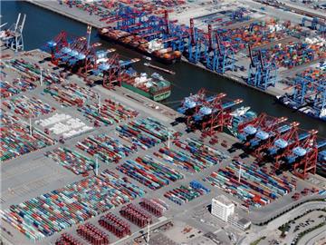 Containerterminal im Hamburger Hafen: Deutschlands Export-Branchen blicken mit Sorge auf die wirtschaftliche Lage in der Türkei. Foto: Markus Scholz/Archiv